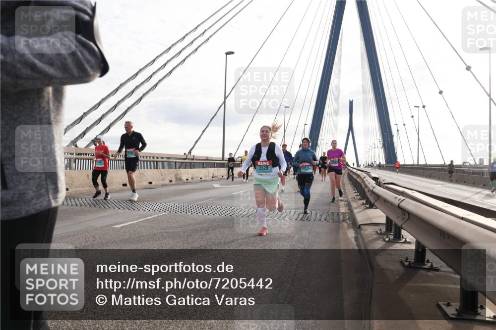 03.10.2024 - Köhlbrandbrückenlauf Matties Gatica Varas http://msf.ph/oto/7205442 03.10.2024 09:32:36 Position 2 2329, 2411 meine-sportfotos.de