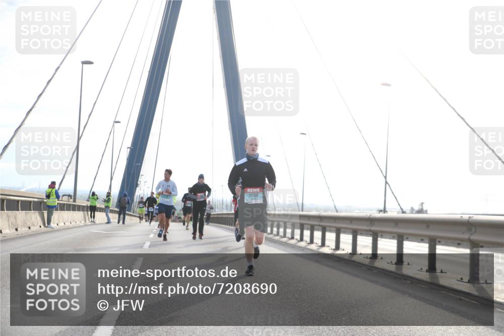 03.10.2024 - Köhlbrandbrückenlauf Jannik Wohlers http://msf.ph/oto/7208690 03.10.2024 09:20:42 Position 1 2922, 1068 meine-sportfotos.de