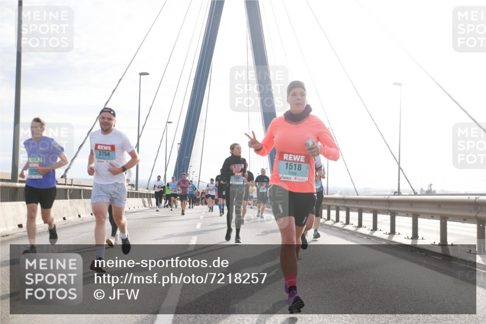 03.10.2024 - Köhlbrandbrückenlauf Jannik Wohlers http://msf.ph/oto/7218257 03.10.2024 09:23:07 Position 1 121, 2754, 1281, 1518 meine-sportfotos.de