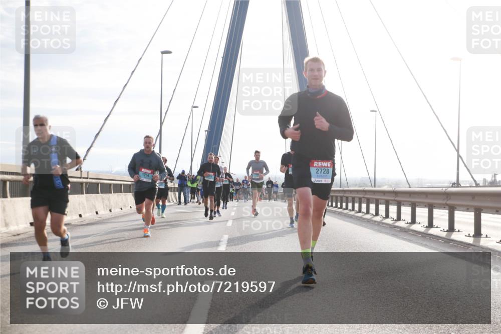 03.10.2024 - Köhlbrandbrückenlauf Jannik Wohlers http://msf.ph/oto/7219597 03.10.2024 09:23:38 Position 1 1254, 2728 meine-sportfotos.de