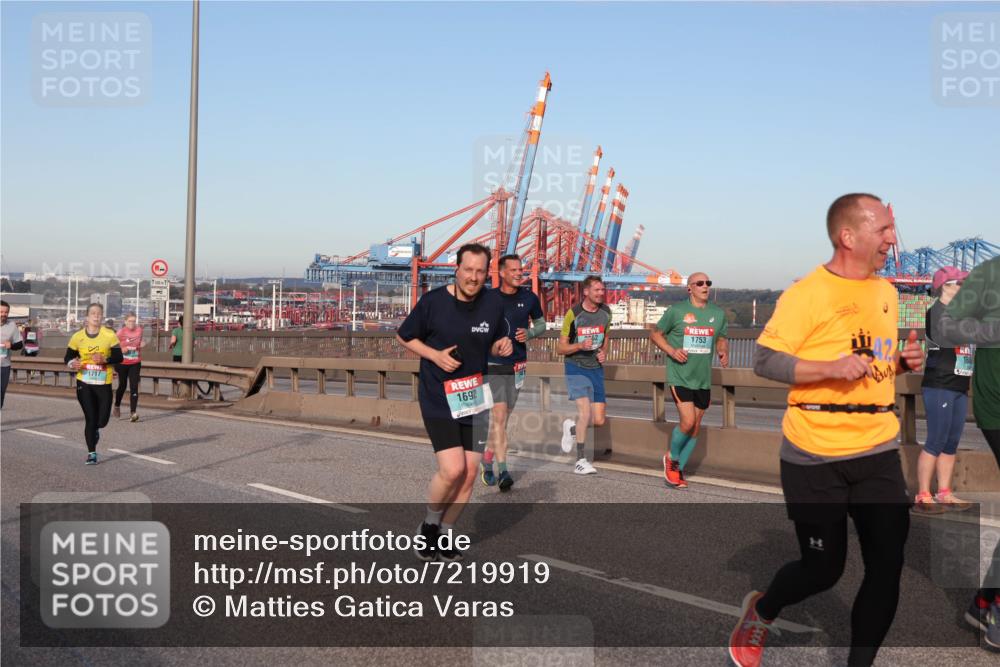 03.10.2024 - Köhlbrandbrückenlauf Matties Gatica Varas http://msf.ph/oto/7219919 03.10.2024 09:41:59 Position 2 1717, 1753, 1692 meine-sportfotos.de