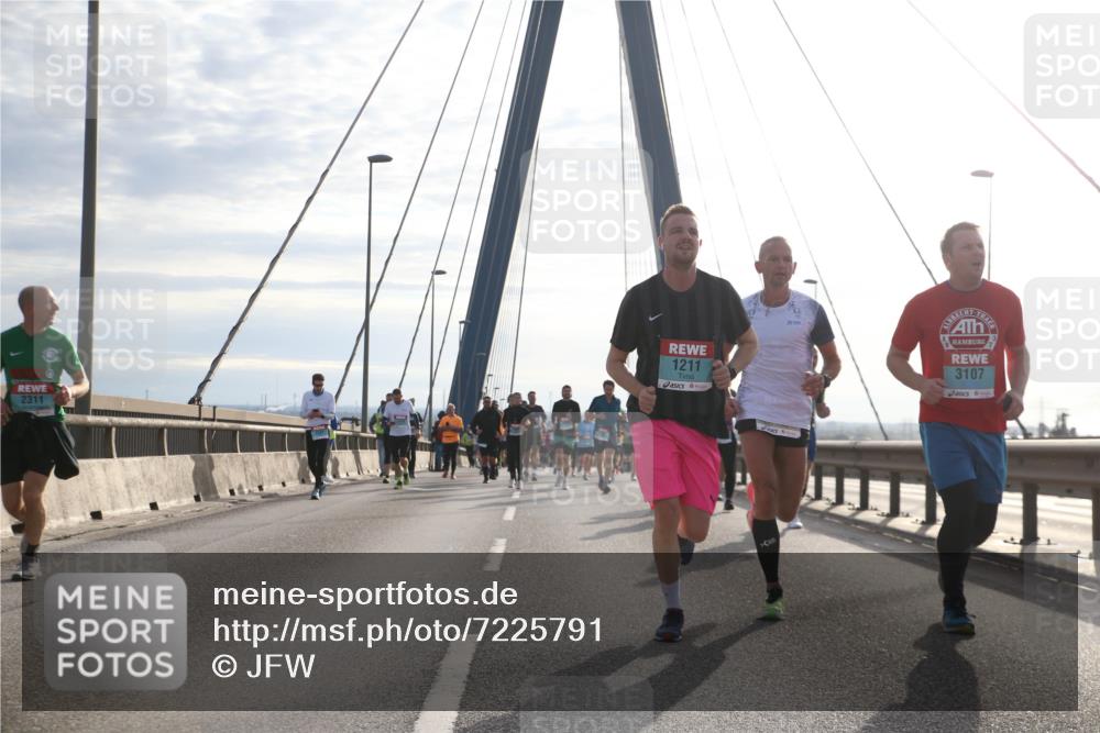03.10.2024 - Köhlbrandbrückenlauf Jannik Wohlers http://msf.ph/oto/7225791 03.10.2024 09:24:42 Position 1 2311, 1211, 3107 meine-sportfotos.de