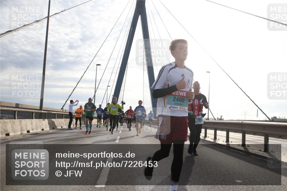 03.10.2024 - Köhlbrandbrückenlauf Jannik Wohlers http://msf.ph/oto/7226453 03.10.2024 09:24:55 Position 1 2151, 2400, 1984 meine-sportfotos.de