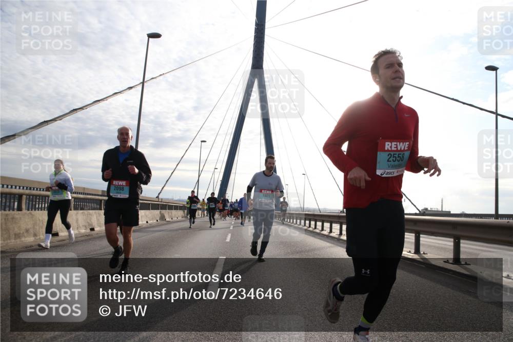 03.10.2024 - Köhlbrandbrückenlauf Jannik Wohlers http://msf.ph/oto/7234646 03.10.2024 09:25:44 Position 1 2098, 1921, 2558 meine-sportfotos.de