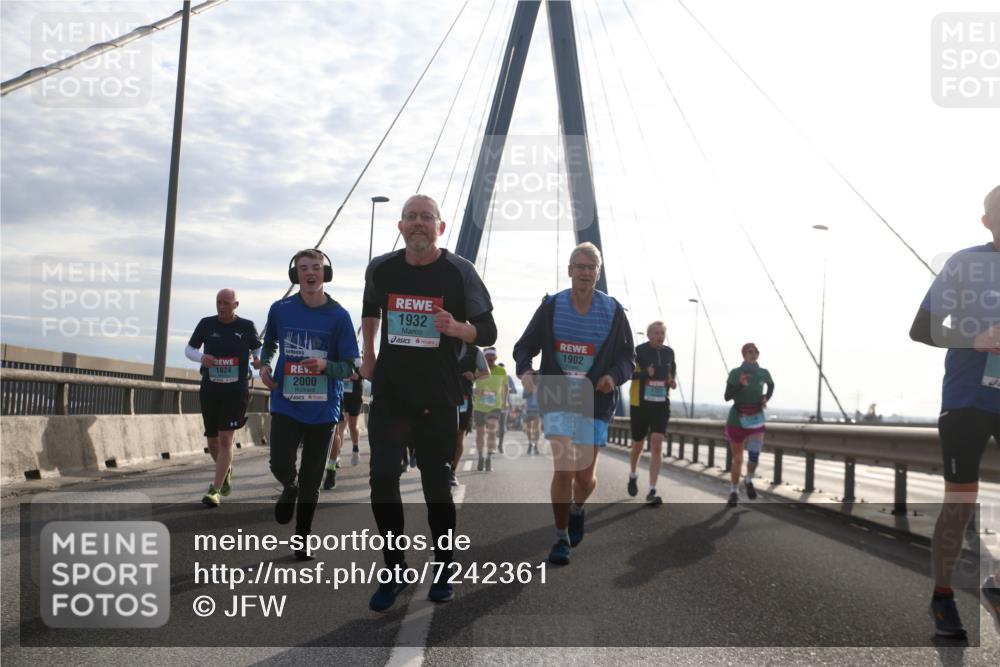 03.10.2024 - Köhlbrandbrückenlauf Jannik Wohlers http://msf.ph/oto/7242361 03.10.2024 09:26:25 Position 1 1824, 2000, 1932, 1902 meine-sportfotos.de