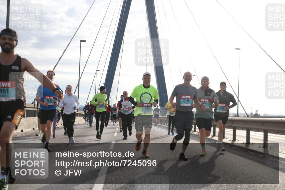 03.10.2024 - Köhlbrandbrückenlauf Jannik Wohlers http://msf.ph/oto/7245096 03.10.2024 09:26:39 Position 1 451, 1899, 3236, 1874, 2446, 641, 1642, 1974 meine-sportfotos.de