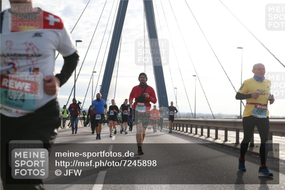 03.10.2024 - Köhlbrandbrückenlauf Jannik Wohlers http://msf.ph/oto/7245898 03.10.2024 09:26:43 Position 1 3, 1874, 2111, 2191 meine-sportfotos.de