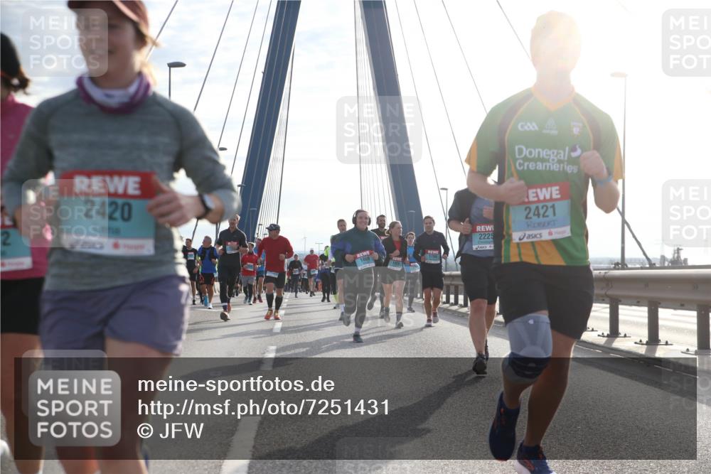 03.10.2024 - Köhlbrandbrückenlauf Jannik Wohlers http://msf.ph/oto/7251431 03.10.2024 09:27:21 Position 1 2, 2420, 1869, 1826, 2225, 1799, 2421 meine-sportfotos.de