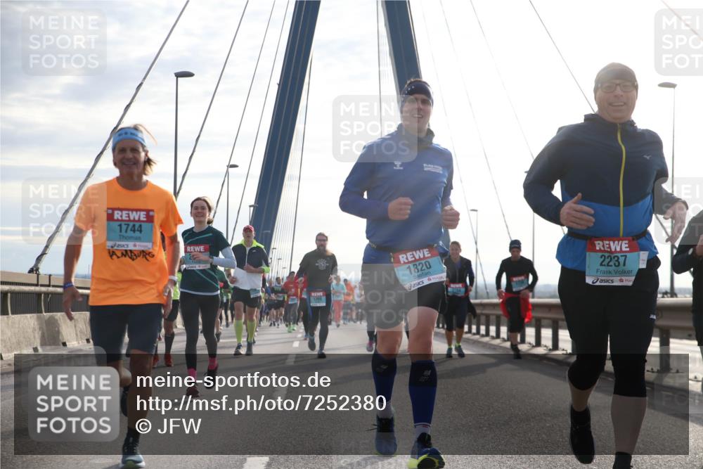 03.10.2024 - Köhlbrandbrückenlauf Jannik Wohlers http://msf.ph/oto/7252380 03.10.2024 09:27:42 Position 1 1744, 1369, 1820, 2237 meine-sportfotos.de