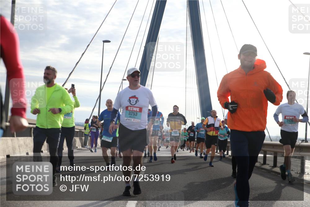 03.10.2024 - Köhlbrandbrückenlauf Jannik Wohlers http://msf.ph/oto/7253919 03.10.2024 09:27:57 Position 1 03, 3253, 2450, 2435 meine-sportfotos.de