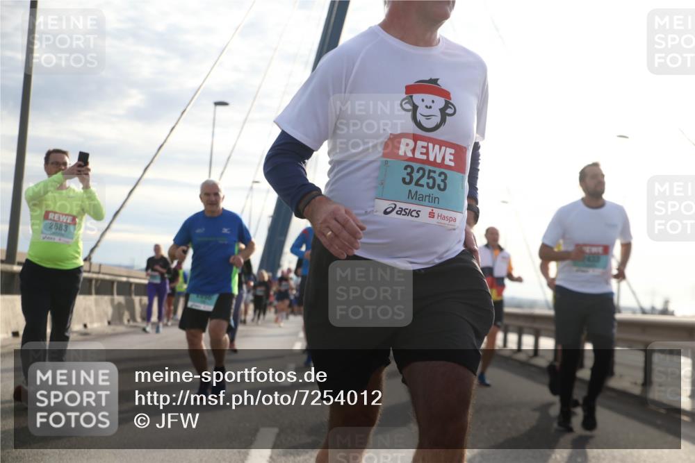 03.10.2024 - Köhlbrandbrückenlauf Jannik Wohlers http://msf.ph/oto/7254012 03.10.2024 09:27:59 Position 1 2683, 3253 meine-sportfotos.de