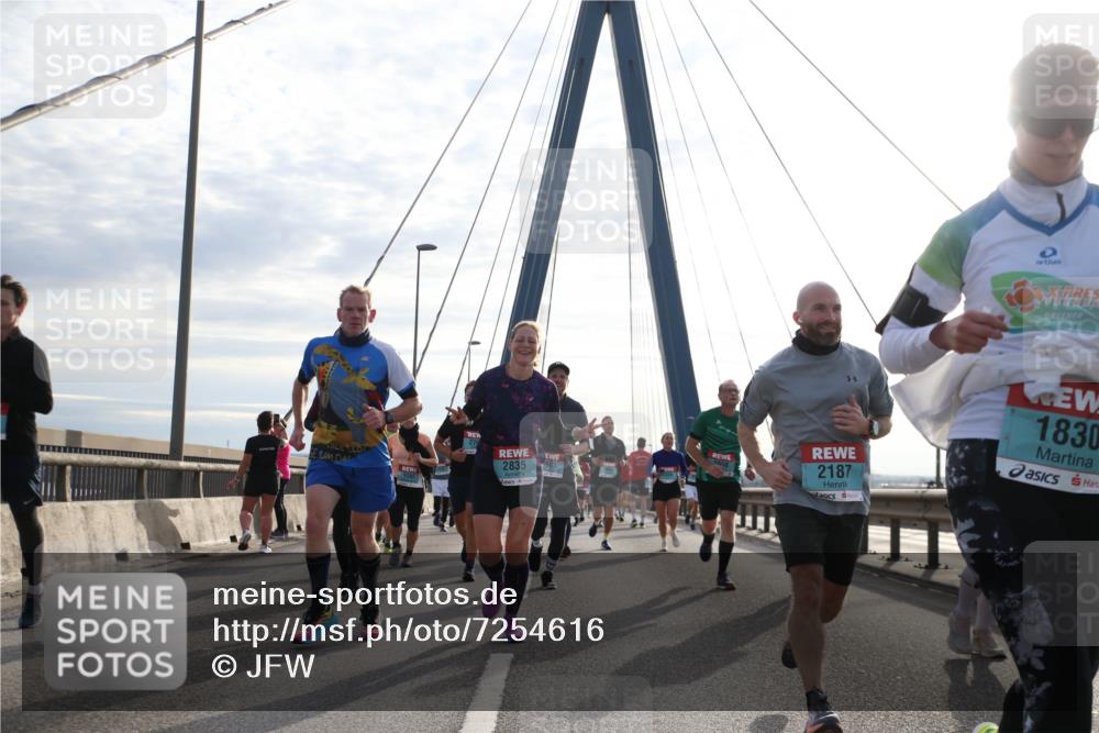 03.10.2024 - Köhlbrandbrückenlauf Jannik Wohlers http://msf.ph/oto/7254616 03.10.2024 09:28:09 Position 1 2835, 603, 1280, 2187, 1830 meine-sportfotos.de