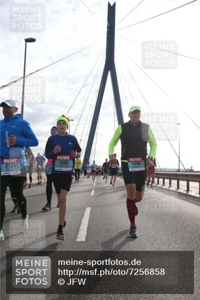 03.10.2024 - Köhlbrandbrückenlauf Jannik Wohlers http://msf.ph/oto/7256858 03.10.2024 09:28:22 Position 1 2121, 1699, 1698 meine-sportfotos.de