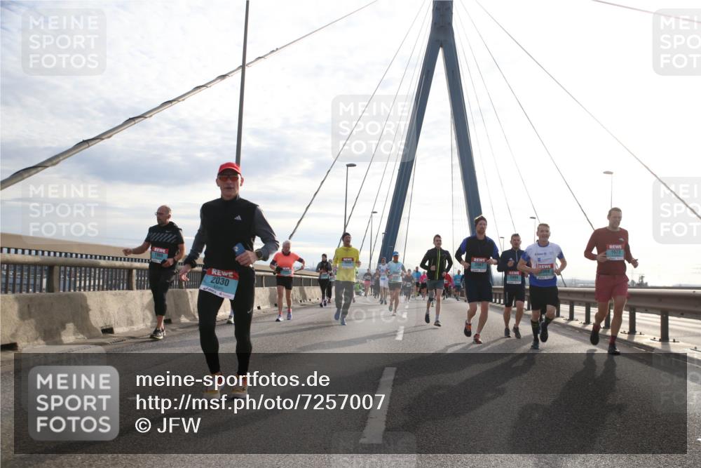03.10.2024 - Köhlbrandbrückenlauf Jannik Wohlers http://msf.ph/oto/7257007 03.10.2024 09:28:25 Position 1 2030, 2067, 2068, 2494 meine-sportfotos.de