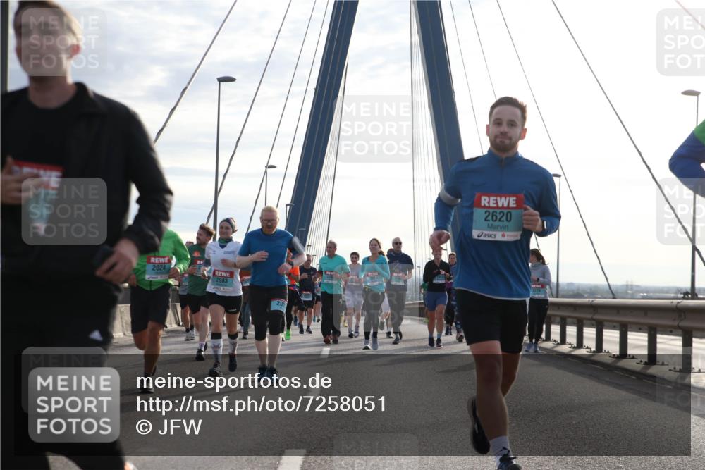 03.10.2024 - Köhlbrandbrückenlauf Jannik Wohlers http://msf.ph/oto/7258051 03.10.2024 09:28:46 Position 1 19, 2024, 2983, 202, 2620 meine-sportfotos.de