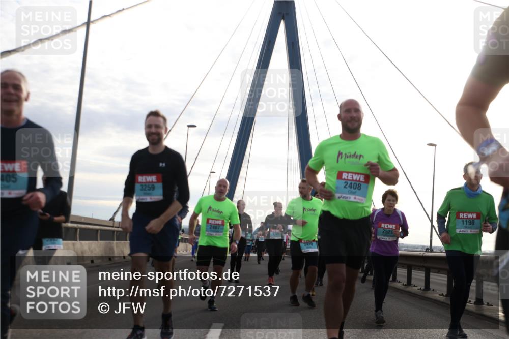 03.10.2024 - Köhlbrandbrückenlauf Jannik Wohlers http://msf.ph/oto/7271537 03.10.2024 09:31:16 Position 1 405, 2952, 3259, 2407, 2722, 2408, 2410, 2521, 1, 1190 meine-sportfotos.de