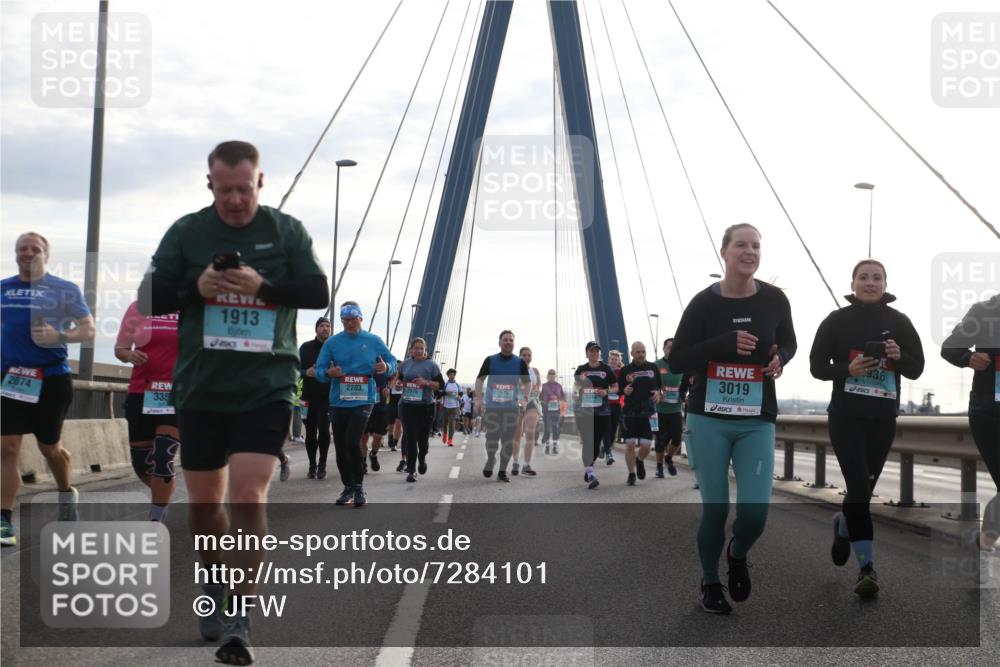 03.10.2024 - Köhlbrandbrückenlauf Jannik Wohlers http://msf.ph/oto/7284101 03.10.2024 09:32:21 Position 1 2074, 335, 1913, 2203, 2976, 2975, 3244, 3019, 936 meine-sportfotos.de