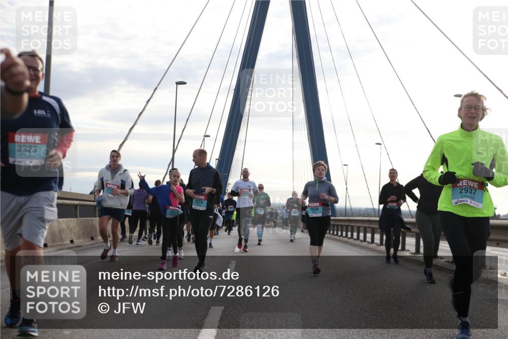 03.10.2024 - Köhlbrandbrückenlauf Jannik Wohlers http://msf.ph/oto/7286126 03.10.2024 09:33:03 Position 1 3323, 27, 2273, 2274, 1939, 2937 meine-sportfotos.de