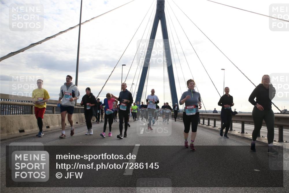 03.10.2024 - Köhlbrandbrückenlauf Jannik Wohlers http://msf.ph/oto/7286145 03.10.2024 09:33:05 Position 1 2744, 2274, 1939 meine-sportfotos.de