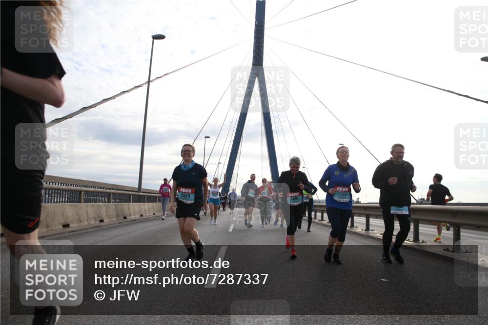 03.10.2024 - Köhlbrandbrückenlauf Jannik Wohlers http://msf.ph/oto/7287337 03.10.2024 09:33:26 Position 1 2823, 2820, 3693 meine-sportfotos.de