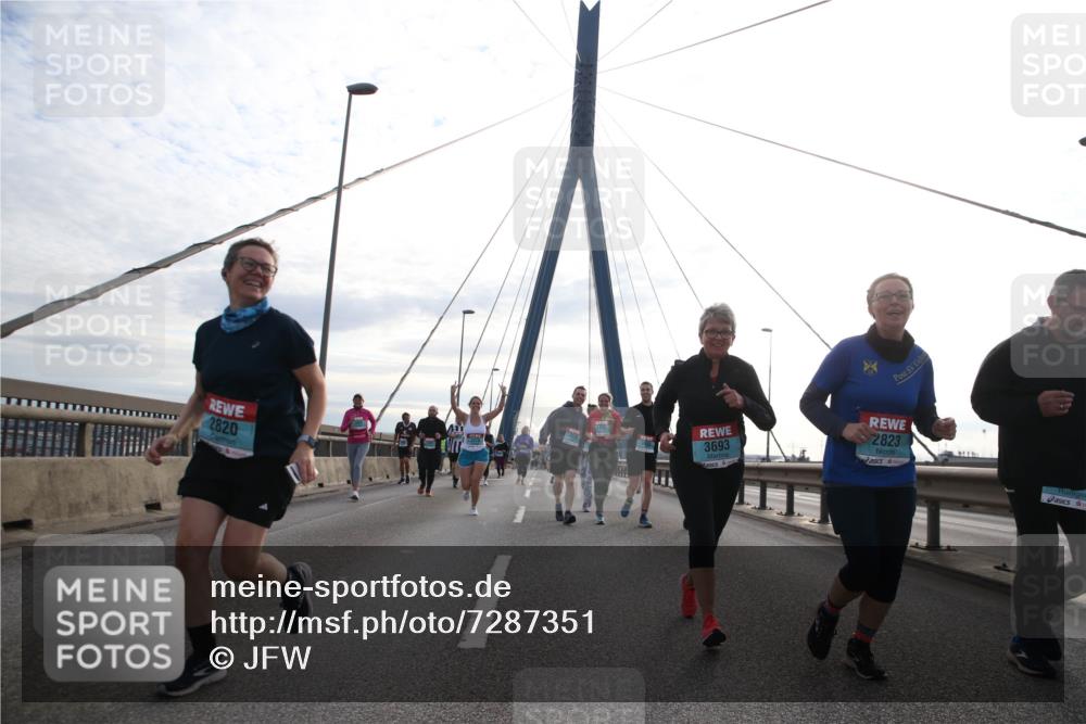 03.10.2024 - Köhlbrandbrückenlauf Jannik Wohlers http://msf.ph/oto/7287351 03.10.2024 09:33:27 Position 1 2820, 3693, 2823 meine-sportfotos.de