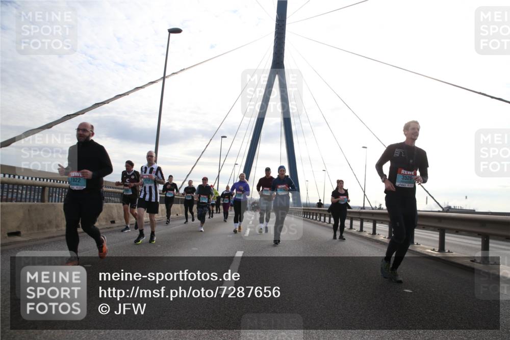 03.10.2024 - Köhlbrandbrückenlauf Jannik Wohlers http://msf.ph/oto/7287656 03.10.2024 09:33:32 Position 1 1922, 3526 meine-sportfotos.de