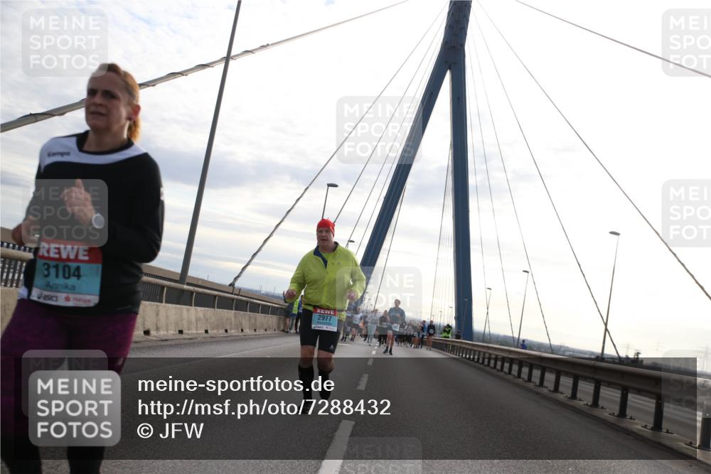 03.10.2024 - Köhlbrandbrückenlauf Jannik Wohlers http://msf.ph/oto/7288432 03.10.2024 09:33:37 Position 1 3104, 2977 meine-sportfotos.de