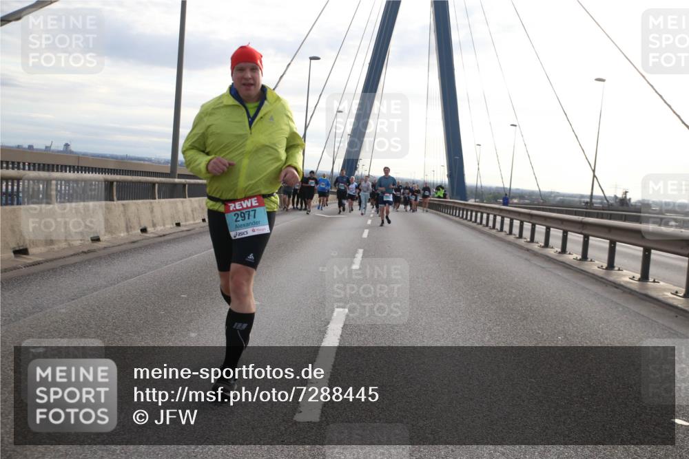 03.10.2024 - Köhlbrandbrückenlauf Jannik Wohlers http://msf.ph/oto/7288445 03.10.2024 09:33:38 Position 1 2977 meine-sportfotos.de