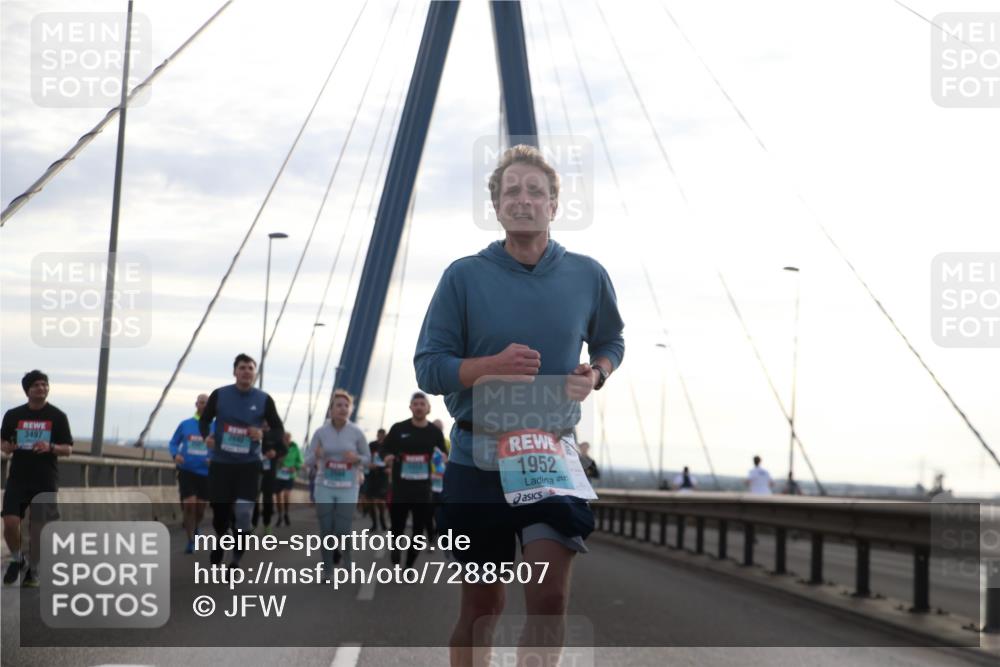 03.10.2024 - Köhlbrandbrückenlauf Jannik Wohlers http://msf.ph/oto/7288507 03.10.2024 09:33:48 Position 1 3497, 1952 meine-sportfotos.de