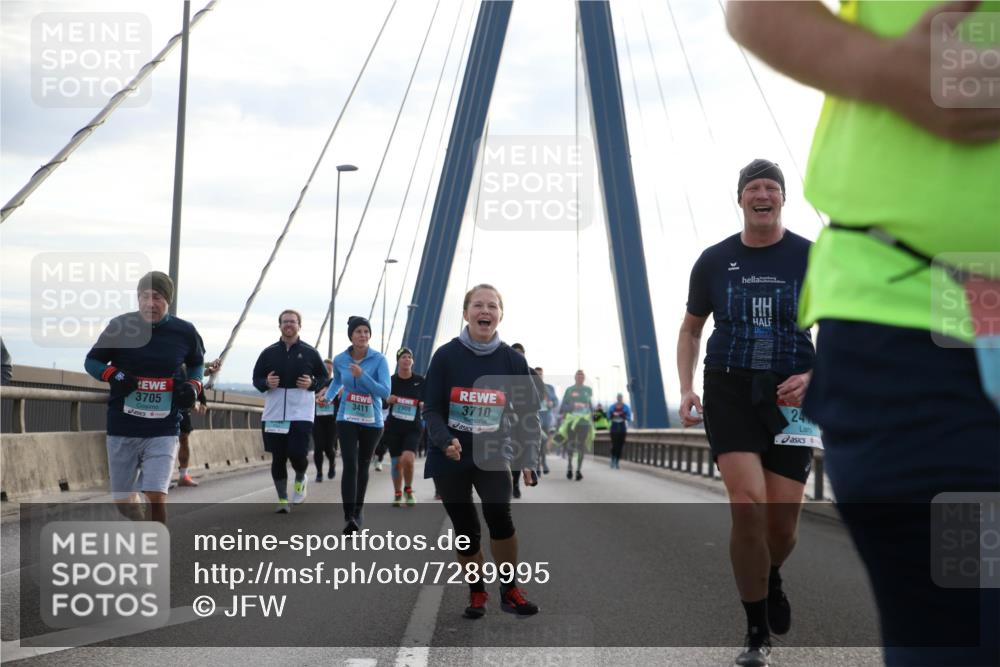 03.10.2024 - Köhlbrandbrückenlauf Jannik Wohlers http://msf.ph/oto/7289995 03.10.2024 09:34:01 Position 1 3705, 3710, 2909, 3411, 24 meine-sportfotos.de