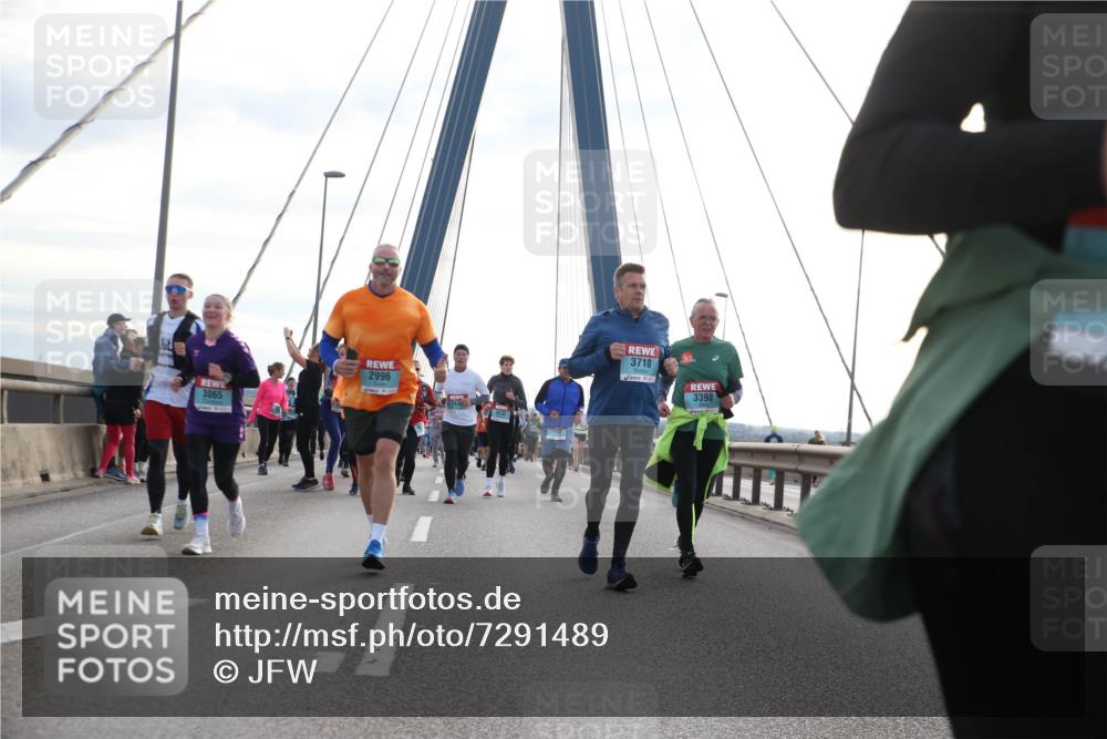 03.10.2024 - Köhlbrandbrückenlauf Jannik Wohlers http://msf.ph/oto/7291489 03.10.2024 09:34:08 Position 1 3718, 3398, 2996, 3065 meine-sportfotos.de