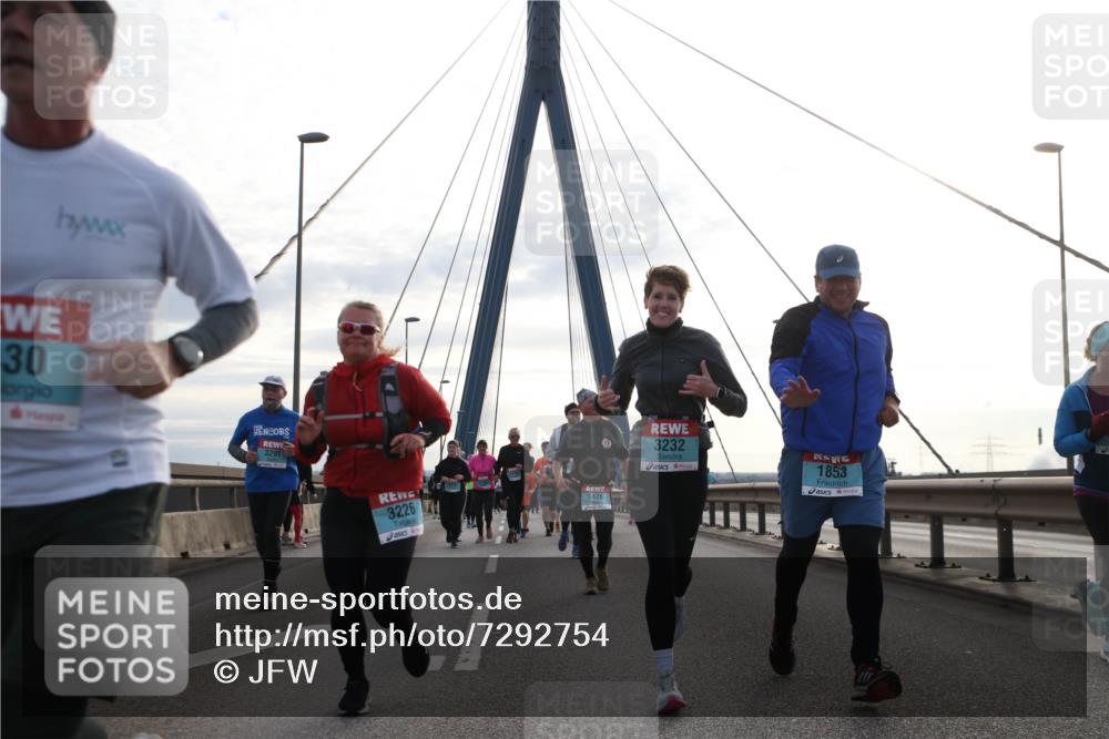 03.10.2024 - Köhlbrandbrückenlauf Jannik Wohlers http://msf.ph/oto/7292754 03.10.2024 09:34:15 Position 1 30, 3291, 3226, 1426, 720, 3232, 1853 meine-sportfotos.de