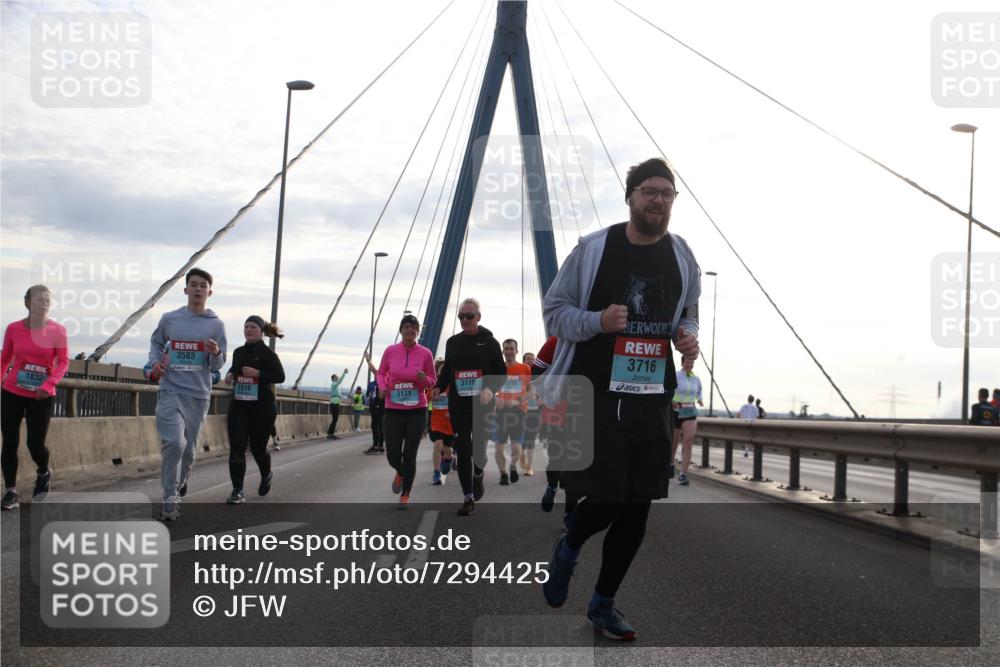 03.10.2024 - Köhlbrandbrückenlauf Jannik Wohlers http://msf.ph/oto/7294425 03.10.2024 09:34:18 Position 1 1832, 3583, 1816, 3170, 3155, 3171, 47, 3716 meine-sportfotos.de