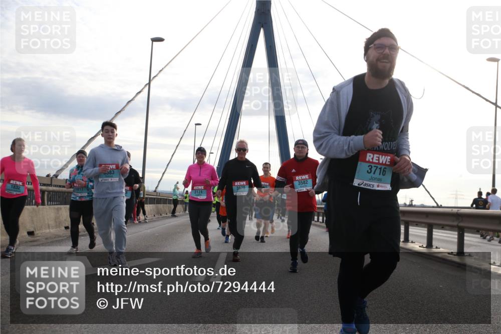03.10.2024 - Köhlbrandbrückenlauf Jannik Wohlers http://msf.ph/oto/7294444 03.10.2024 09:34:19 Position 1 1832, 583, 1817, 55, 3582, 3716, 3170, 3171 meine-sportfotos.de