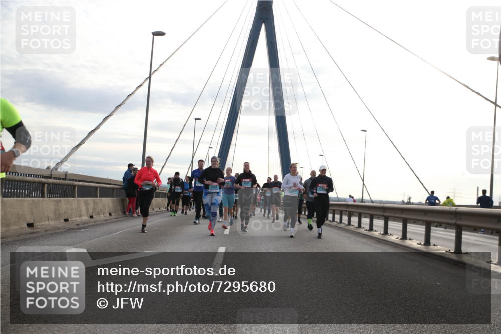 03.10.2024 - Köhlbrandbrückenlauf Jannik Wohlers http://msf.ph/oto/7295680 03.10.2024 09:34:24 Position 1 3241, 2443, 2176 meine-sportfotos.de