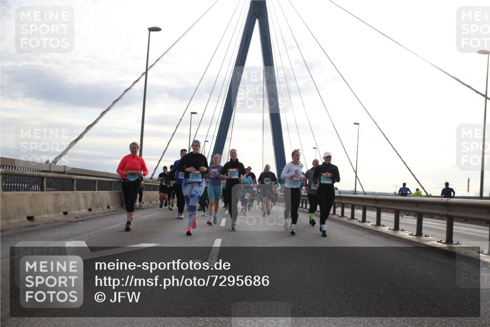03.10.2024 - Köhlbrandbrückenlauf Jannik Wohlers http://msf.ph/oto/7295686 03.10.2024 09:34:25 Position 1 3241, 2443, 216, 2176 meine-sportfotos.de
