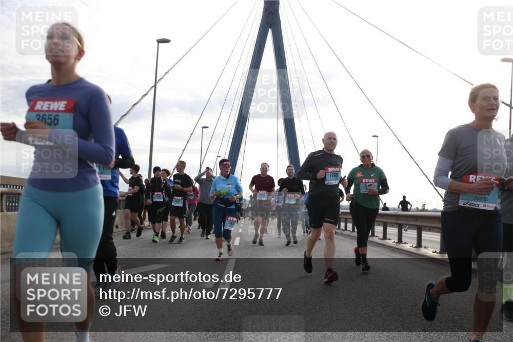 03.10.2024 - Köhlbrandbrückenlauf Jannik Wohlers http://msf.ph/oto/7295777 03.10.2024 09:34:28 Position 1 3656, 2444, 3407, 3439, 2995 meine-sportfotos.de