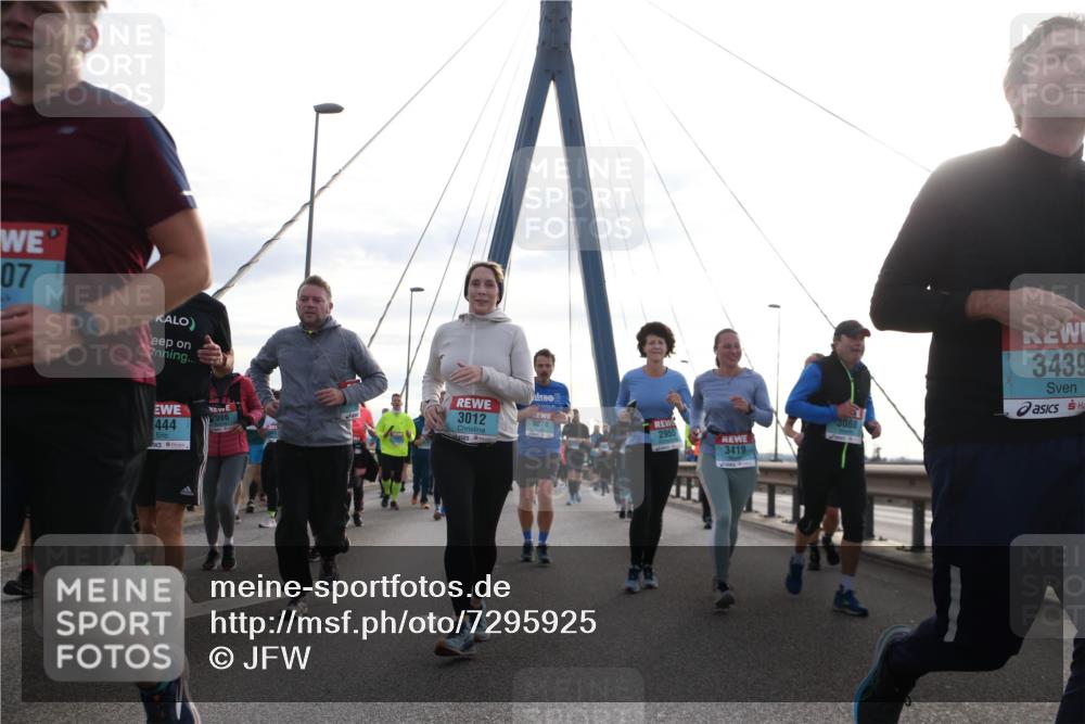 03.10.2024 - Köhlbrandbrückenlauf Jannik Wohlers http://msf.ph/oto/7295925 03.10.2024 09:34:32 Position 1 07, 444, 2986, 3012, 3078, 2955, 3419, 3088, 3439 meine-sportfotos.de