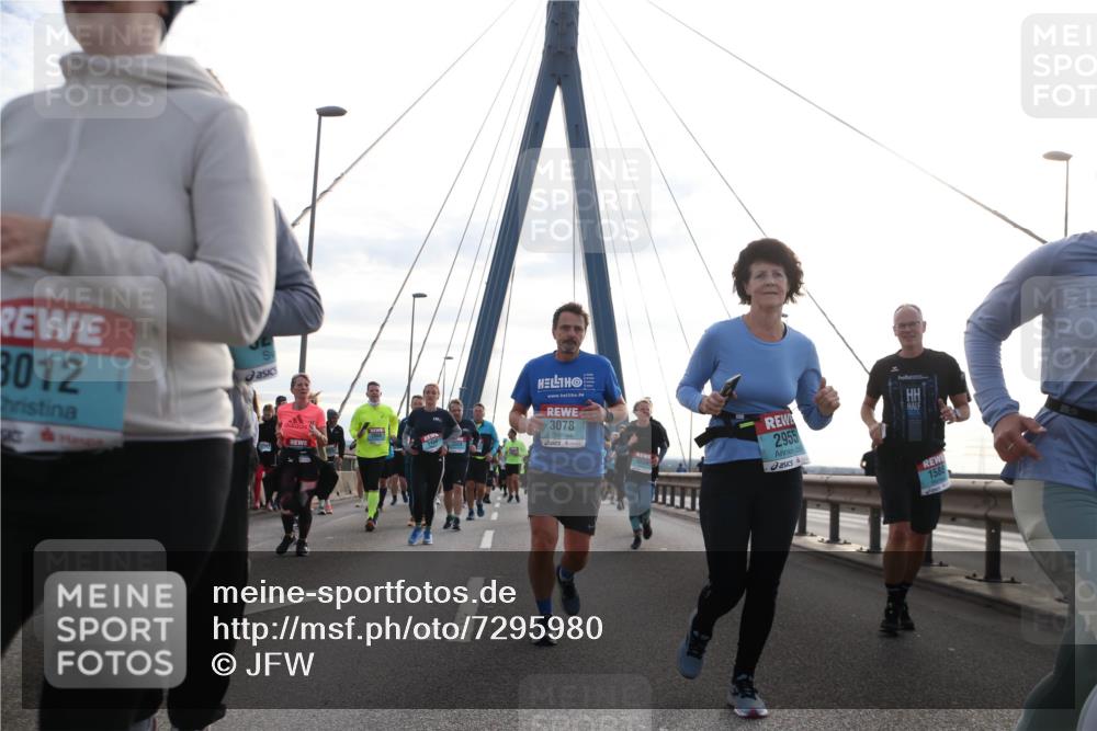 03.10.2024 - Köhlbrandbrückenlauf Jannik Wohlers http://msf.ph/oto/7295980 03.10.2024 09:34:33 Position 1 3012, 3078, 2955, 1588 meine-sportfotos.de
