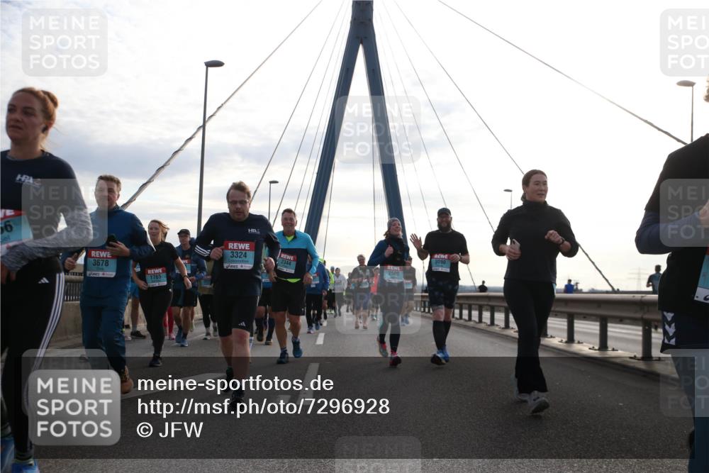 03.10.2024 - Köhlbrandbrückenlauf Jannik Wohlers http://msf.ph/oto/7296928 03.10.2024 09:34:37 Position 1 56, 3678, 3324, 3090, 2344, 2500, 1765 meine-sportfotos.de