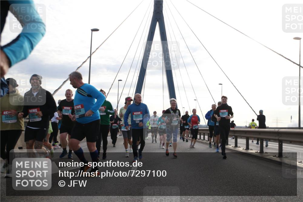 03.10.2024 - Köhlbrandbrückenlauf Jannik Wohlers http://msf.ph/oto/7297100 03.10.2024 09:34:40 Position 1 3035, 3229, 303, 2900, 3447, 3031 meine-sportfotos.de