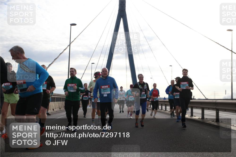 03.10.2024 - Köhlbrandbrückenlauf Jannik Wohlers http://msf.ph/oto/7297118 03.10.2024 09:34:41 Position 1 3268, 2900, 29, 363, 2729, 3447, 3031 meine-sportfotos.de