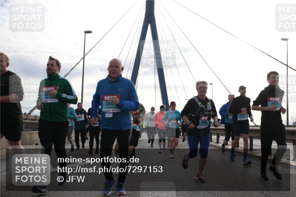 03.10.2024 - Köhlbrandbrückenlauf Jannik Wohlers http://msf.ph/oto/7297153 03.10.2024 09:34:42 Position 1 363, 3447, 3721, 2969, 2168, 2315, 3031 meine-sportfotos.de