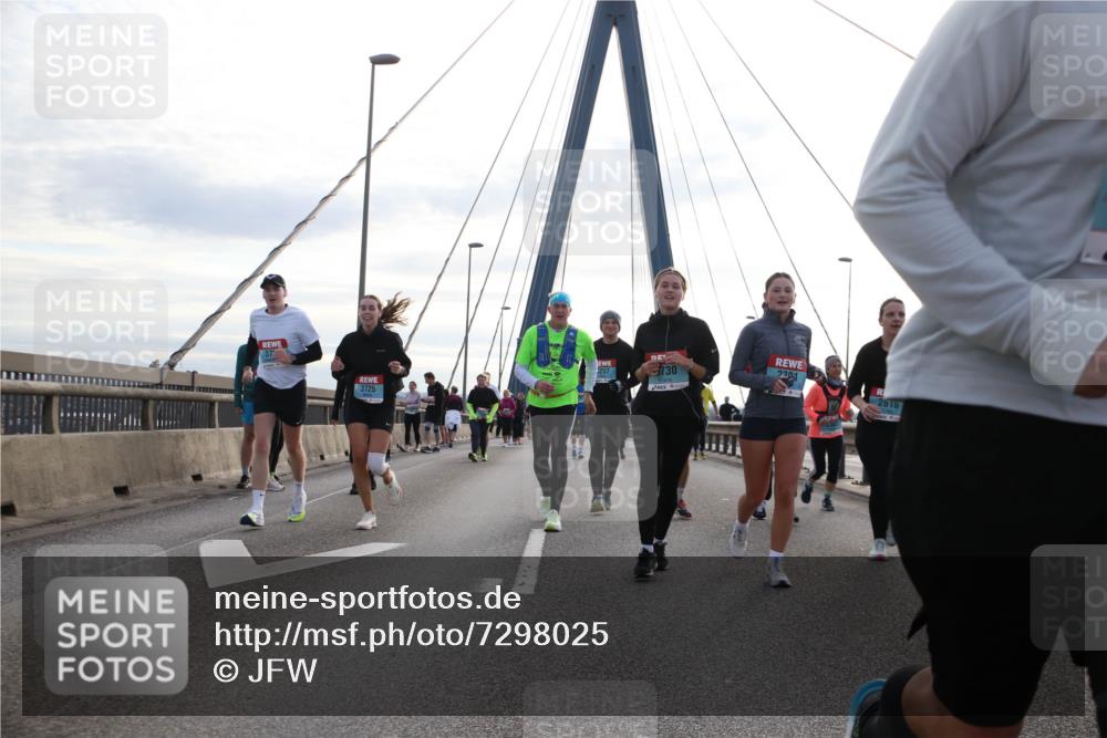 03.10.2024 - Köhlbrandbrückenlauf Jannik Wohlers http://msf.ph/oto/7298025 03.10.2024 09:34:46 Position 1 37, 3725, 730, 2305, 2616 meine-sportfotos.de