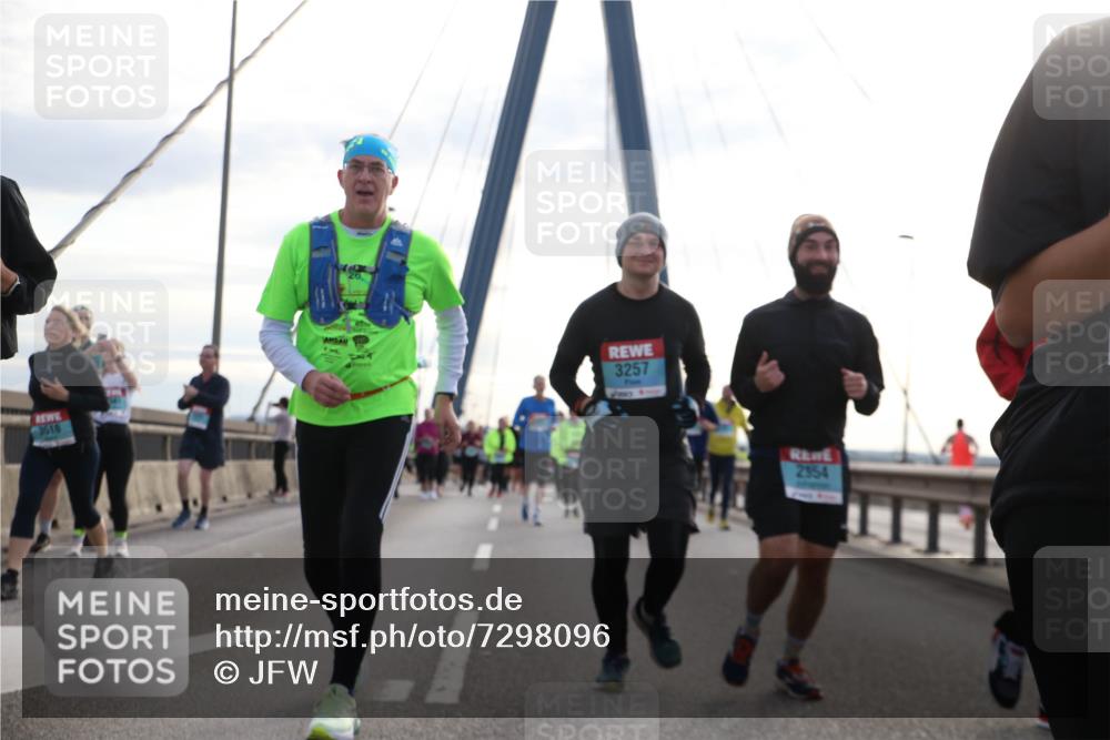 03.10.2024 - Köhlbrandbrückenlauf Jannik Wohlers http://msf.ph/oto/7298096 03.10.2024 09:34:48 Position 1 3518, 3257, 2954 meine-sportfotos.de