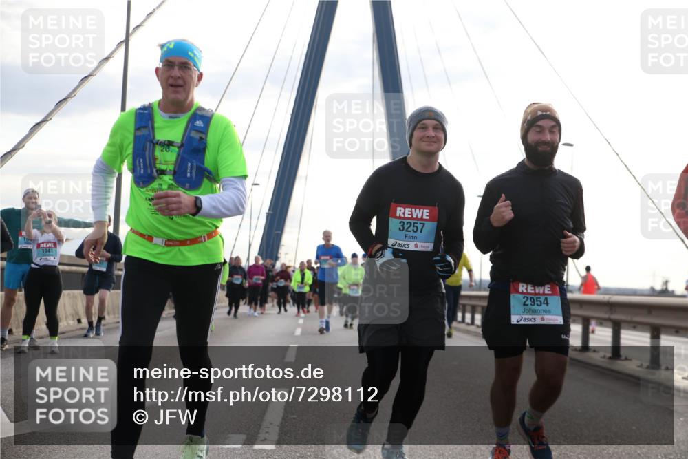 03.10.2024 - Köhlbrandbrückenlauf Jannik Wohlers http://msf.ph/oto/7298112 03.10.2024 09:34:48 Position 1 19, 1941, 3257, 2954 meine-sportfotos.de