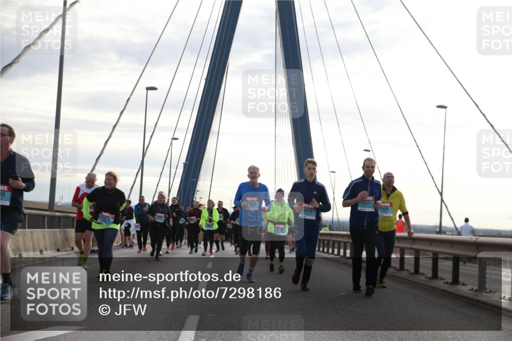 03.10.2024 - Köhlbrandbrückenlauf Jannik Wohlers http://msf.ph/oto/7298186 03.10.2024 09:34:50 Position 1 55, 2378, 2925, 2778, 3521, 2495, 3522 meine-sportfotos.de