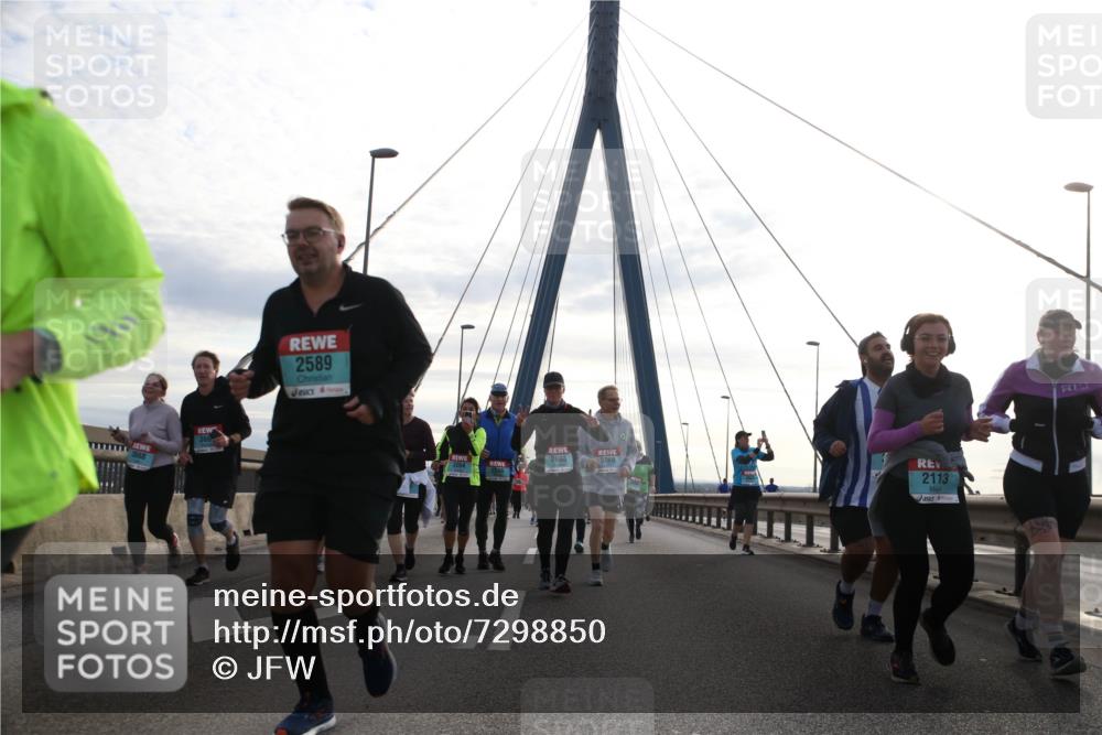 03.10.2024 - Köhlbrandbrückenlauf Jannik Wohlers http://msf.ph/oto/7298850 03.10.2024 09:35:02 Position 1 2589, 2698, 2113 meine-sportfotos.de