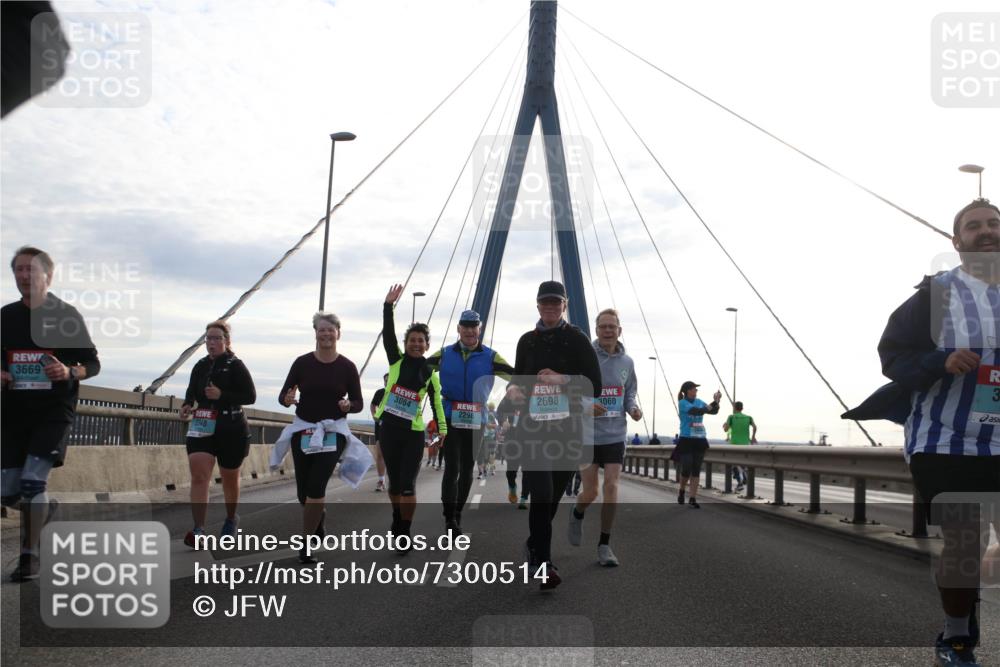 03.10.2024 - Köhlbrandbrückenlauf Jannik Wohlers http://msf.ph/oto/7300514 03.10.2024 09:35:03 Position 1 3669, 2848, 3064, 2296, 2698, 3060 meine-sportfotos.de