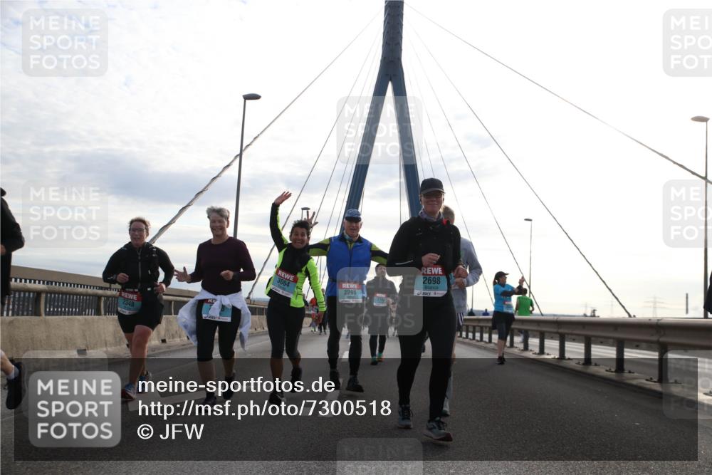 03.10.2024 - Köhlbrandbrückenlauf Jannik Wohlers http://msf.ph/oto/7300518 03.10.2024 09:35:04 Position 1 2348, 3064, 2296, 2698 meine-sportfotos.de